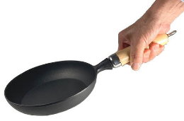 岩鋳　オムレツパン（木柄付）１８／南部鉄器　